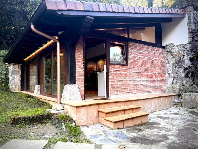 La entrada trasera de la casa rural