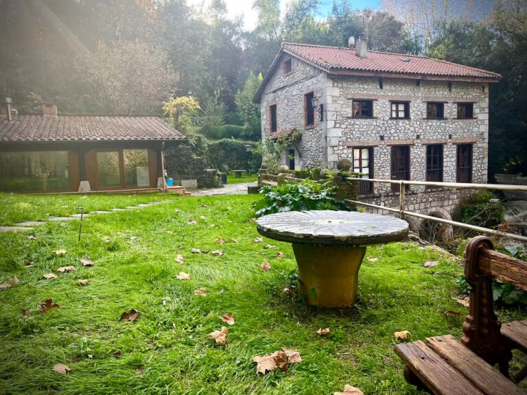 Vista del patio y el exterior de la entrada principal de la casa